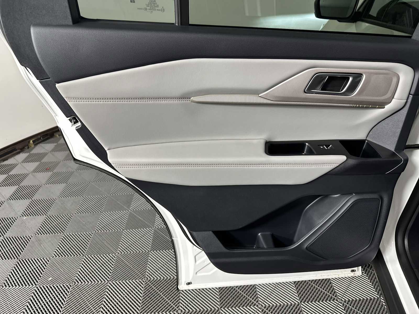 New 2025 Ford Explorer Active w/ Active Comfort Package image 18