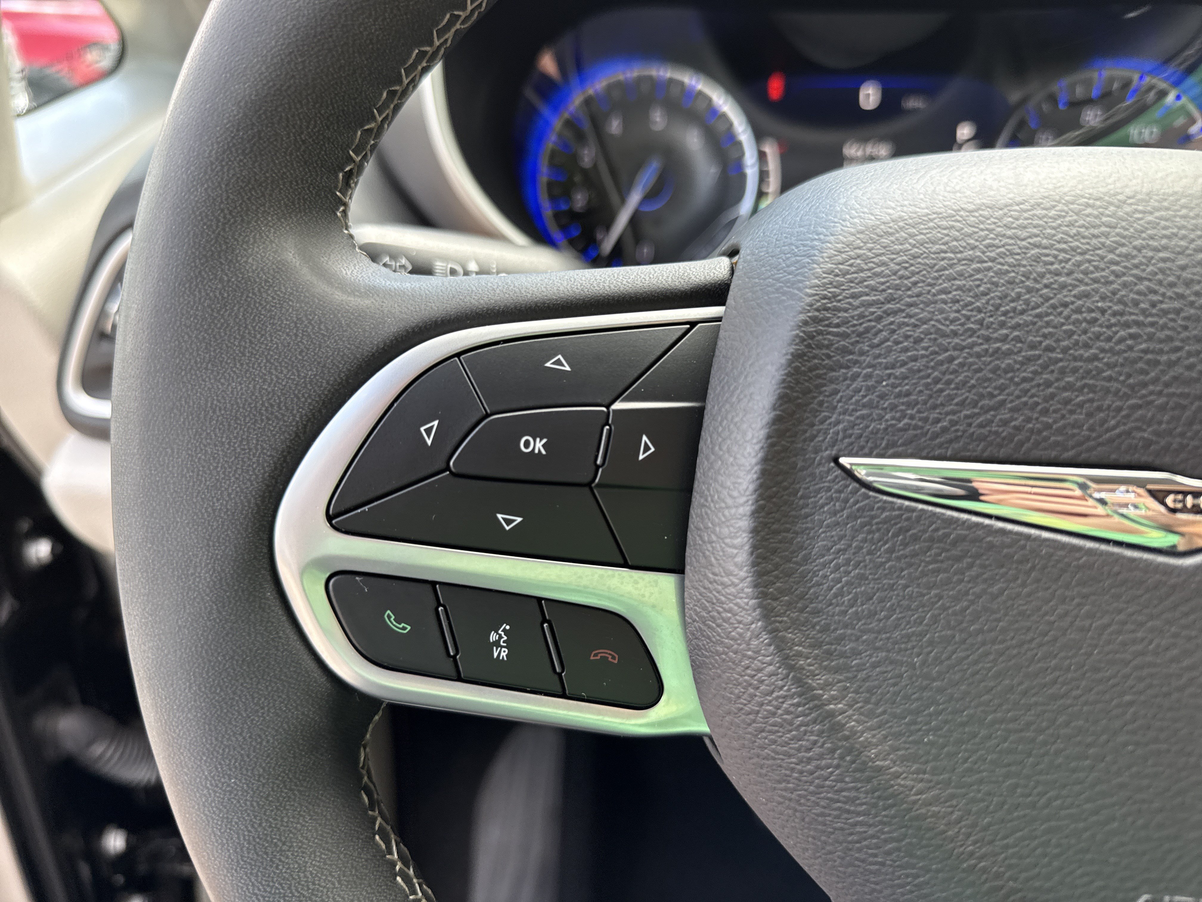Used 2024 Chrysler Pacifica Touring-L FWD image 21