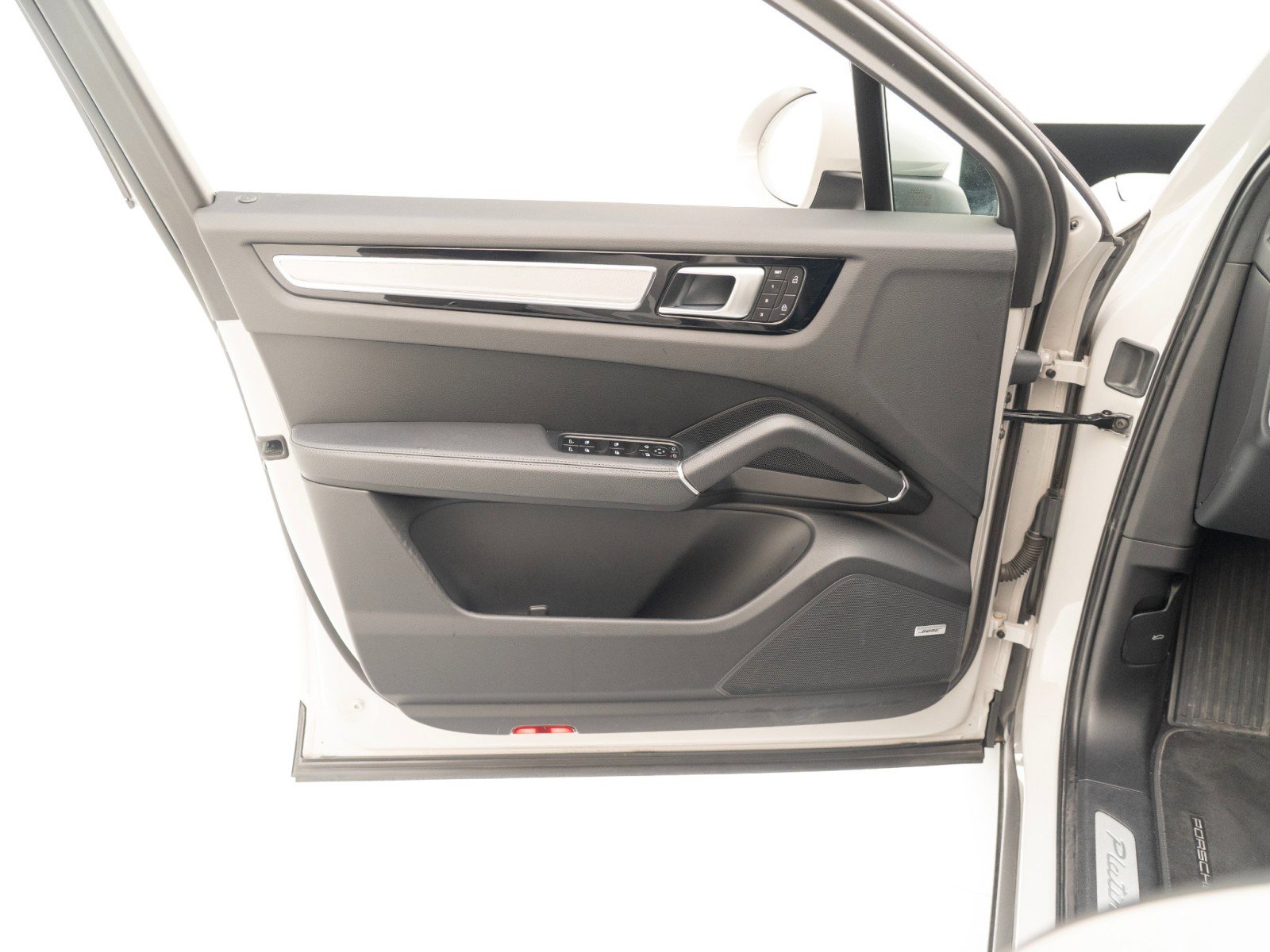 Certified 2022 Porsche Cayenne Platinum Edition image 21