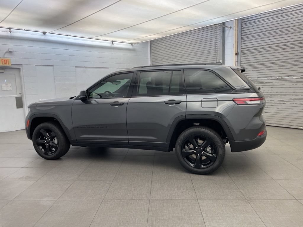 New 2025 Jeep Grand Cherokee Limited w/ Luxury Tech Group II RWD image 5