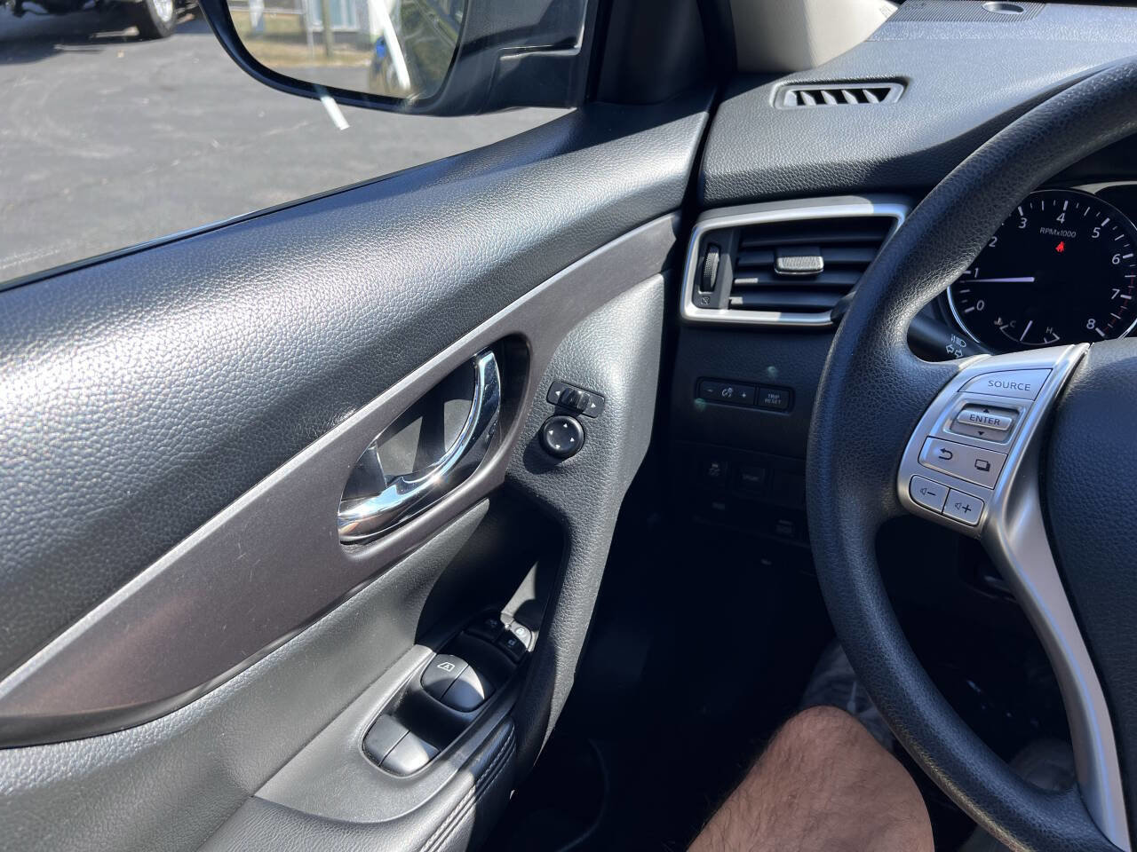 Used 2015 Nissan Rogue S image 11