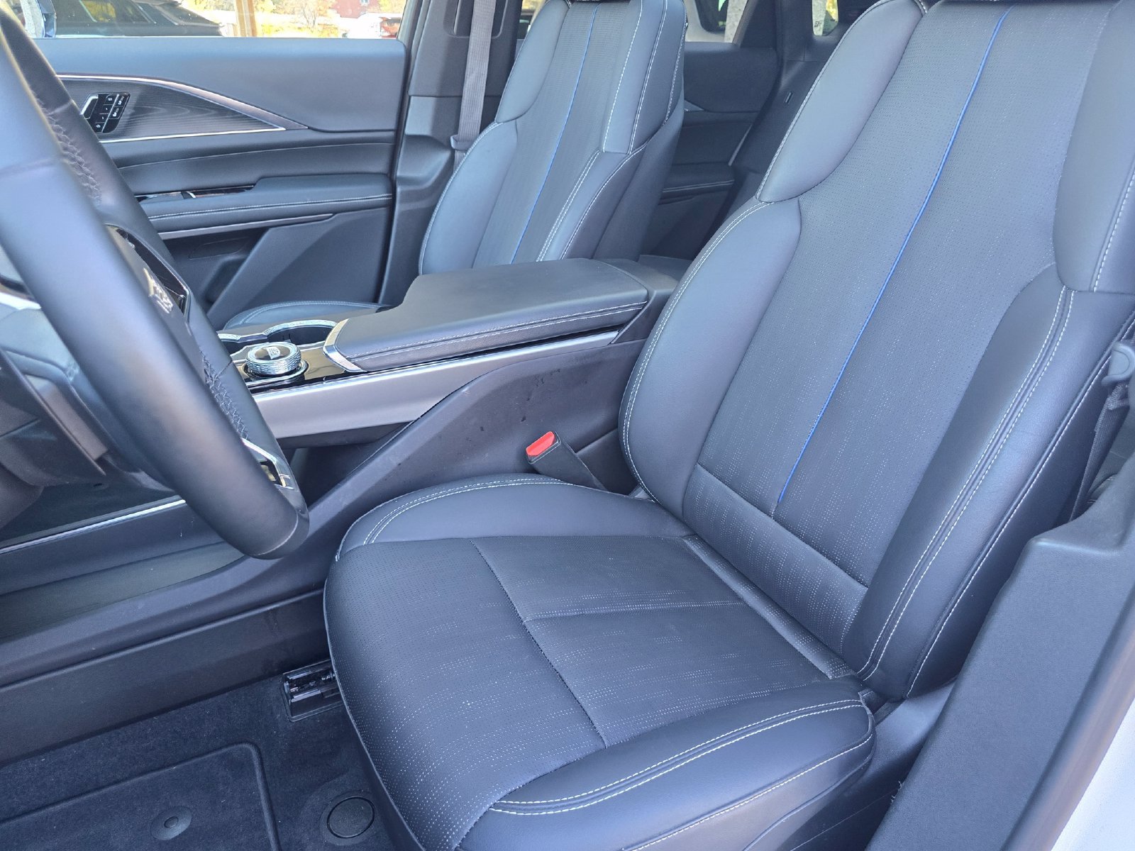 Certified 2025 Cadillac Lyriq Luxury w/ LPO, Floor Liner Package AWD/4WD image 24