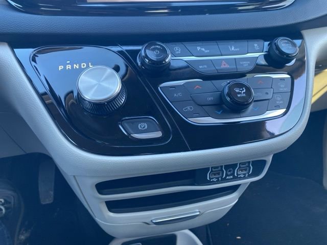 Certified 2023 Chrysler Pacifica Touring-L image 52