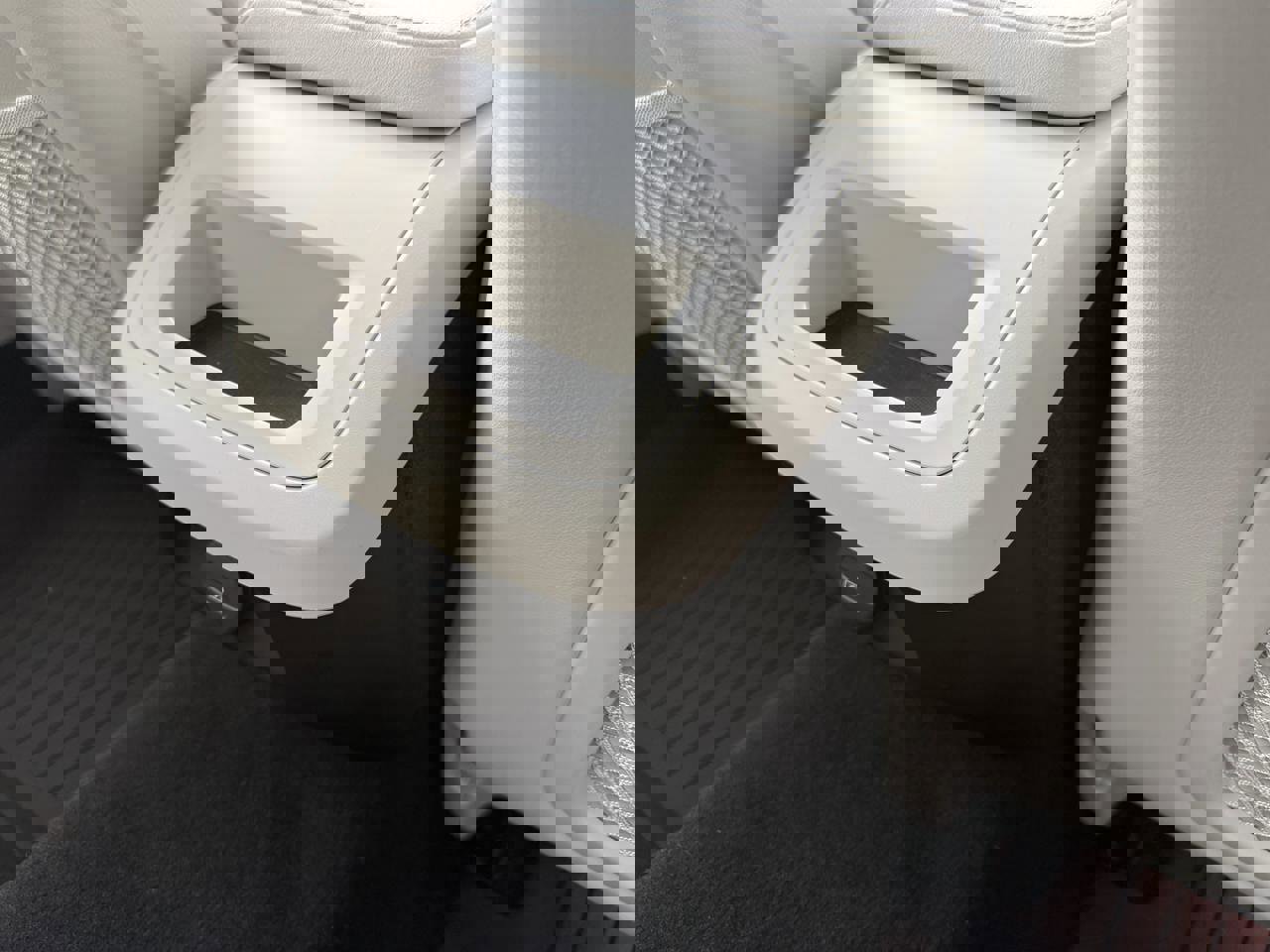 Used 2024 Volvo V60 B5 Cross Country Plus image 32