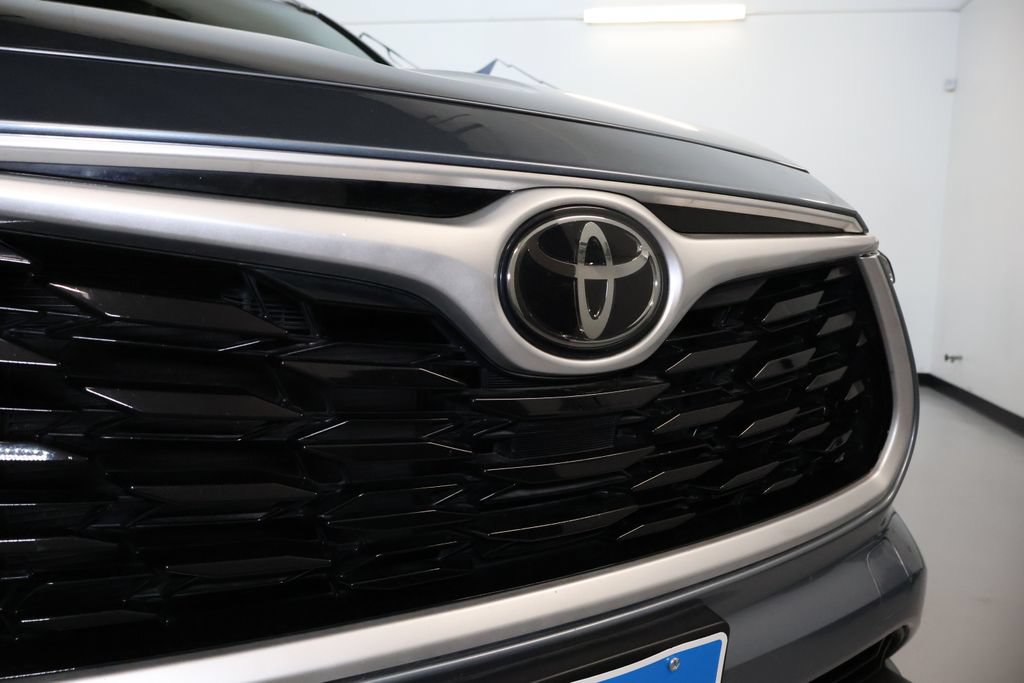 Used 2021 Toyota Highlander XLE AWD/4WD image 9