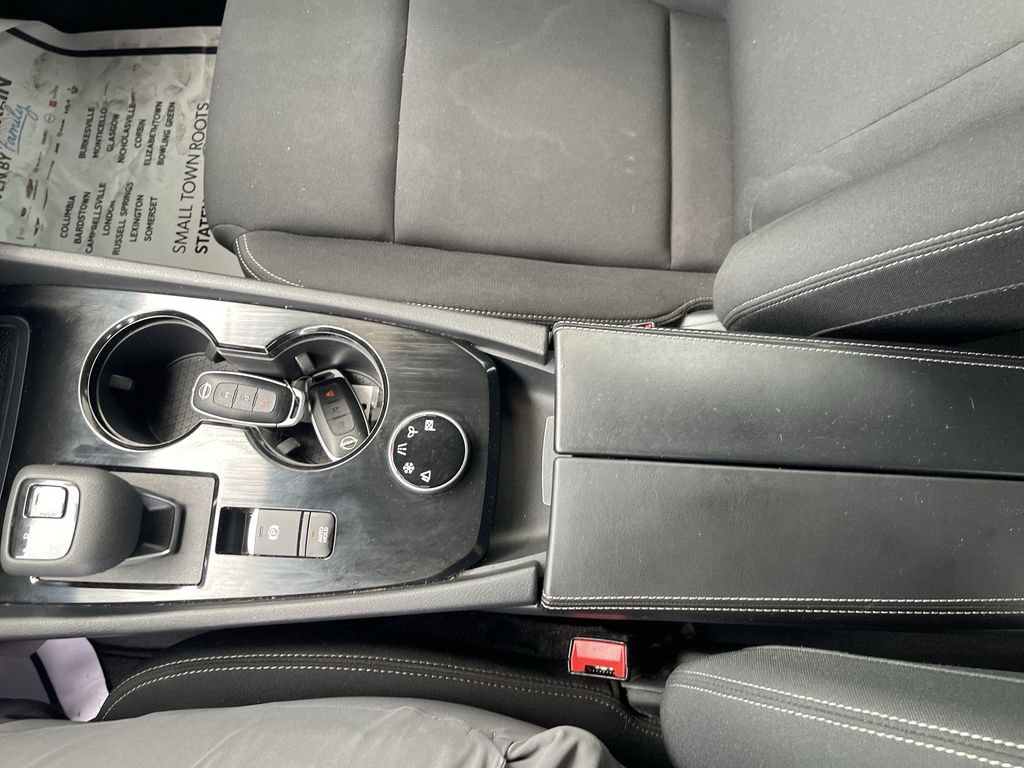 Used 2024 Nissan Rogue S AWD/4WD image 24