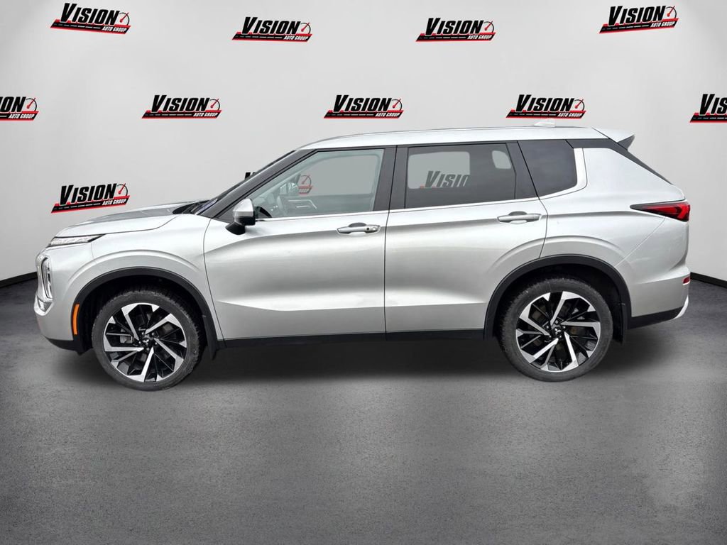 Used 2024 Mitsubishi Outlander SE image 8