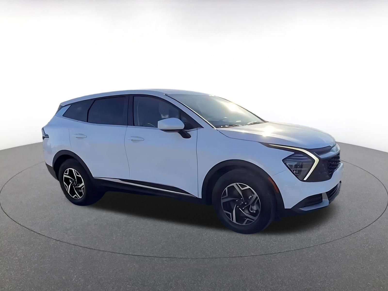 Used 2025 Kia Sportage LX image 3