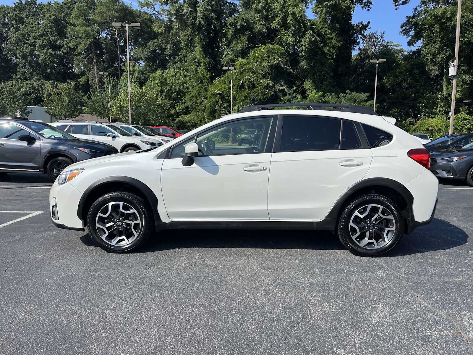 Used 2017 Subaru Crosstrek 2.0i Premium AWD/4WD image 2