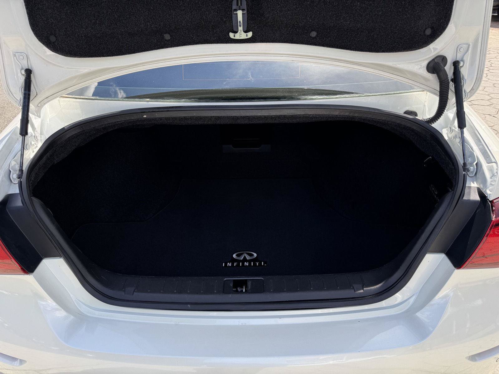 Used 2018 INFINITI Q70 Luxe RWD image 12
