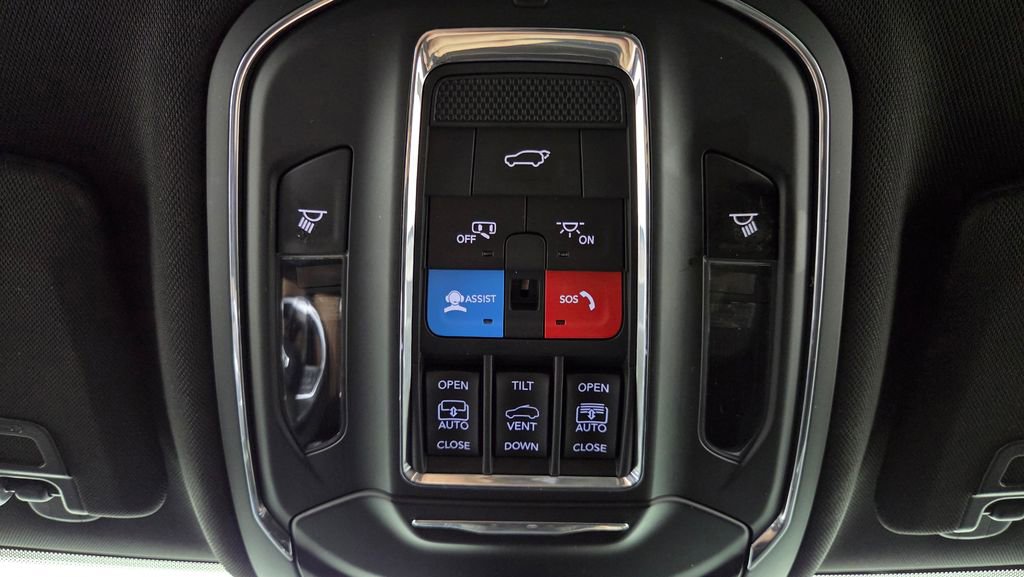 Used 2024 Jeep Grand Cherokee Limited w/ Black Appearance Package AWD/4WD image 31