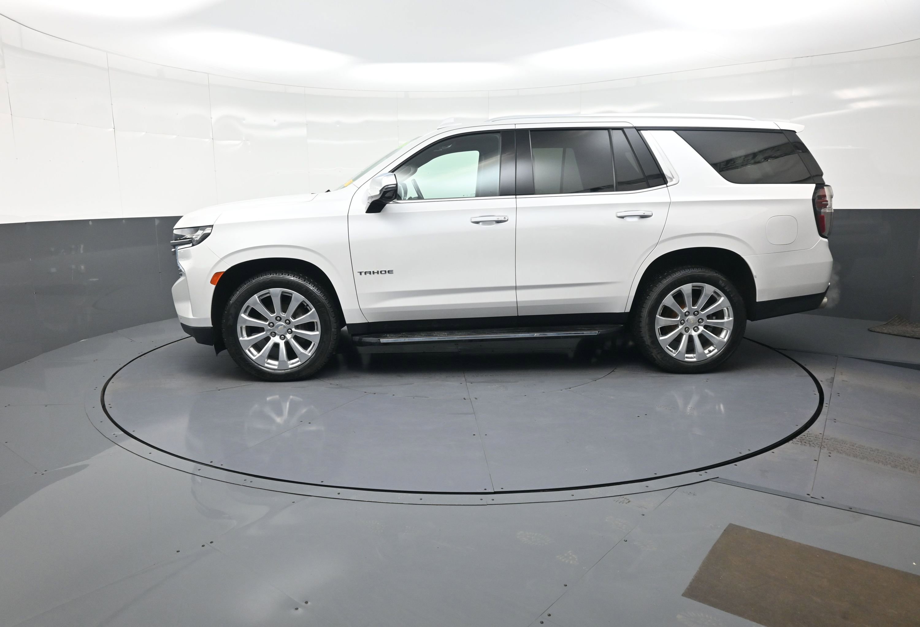 Used 2021 Chevrolet Tahoe Premier w/ Premium Package image 6