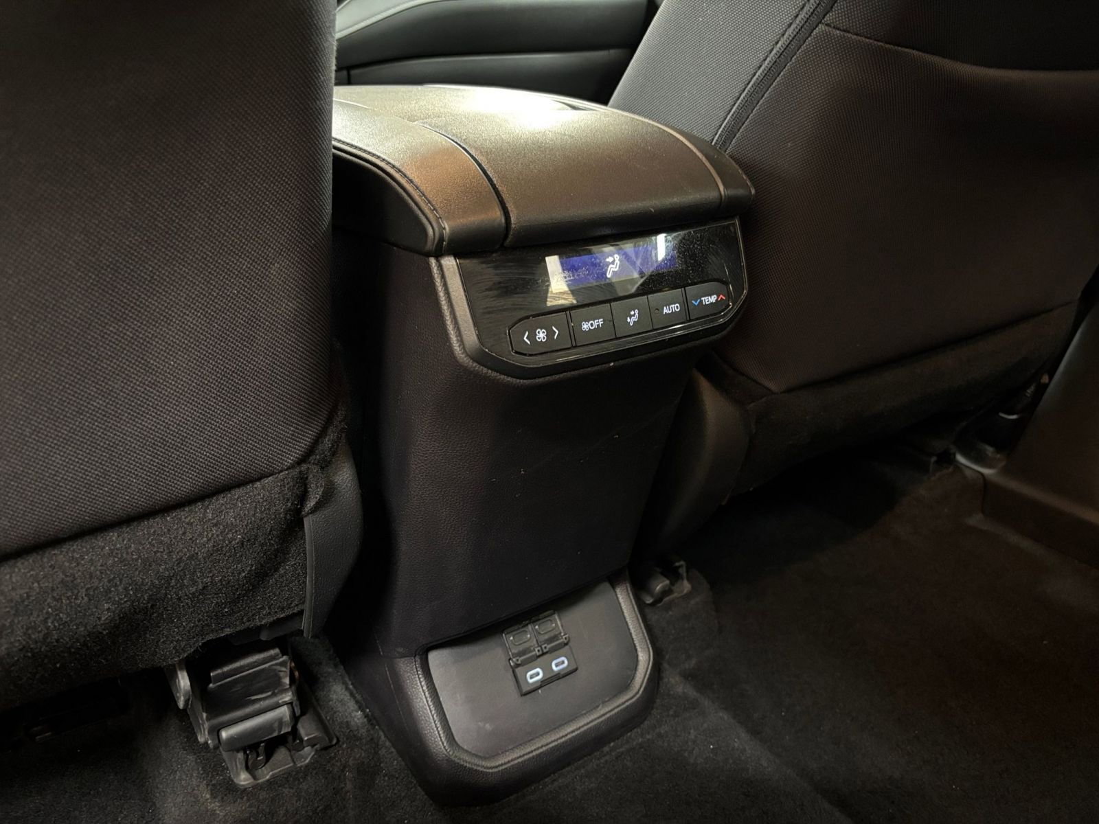 Used 2025 Toyota Highlander LE FWD image 24