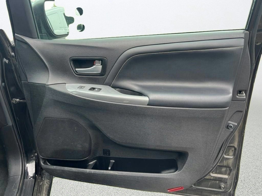 Used 2016 Toyota Sienna SE w/ SE Preferred Package FWD image 11