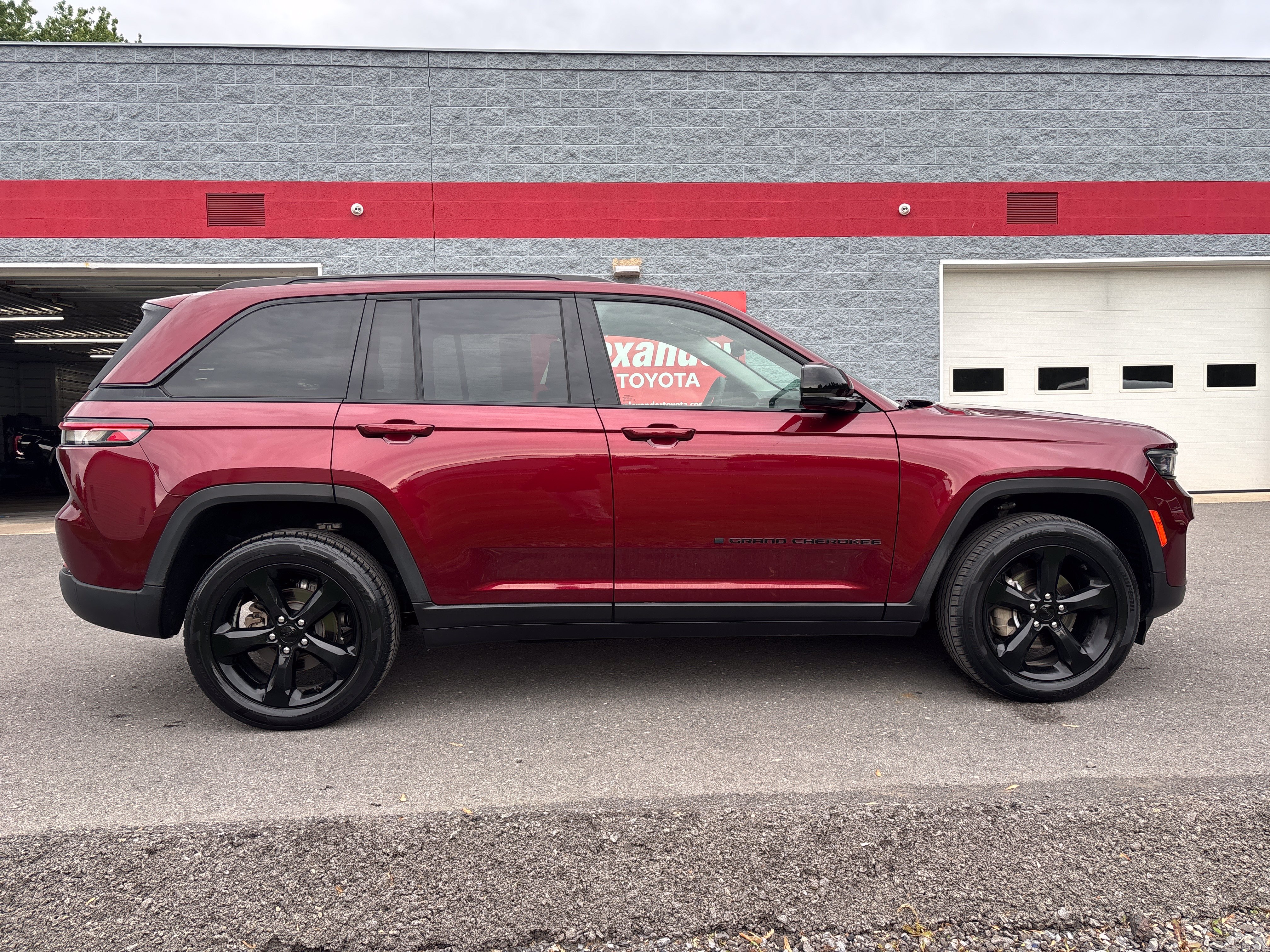 Used 2023 Jeep Grand Cherokee Limited w/ Black Appearance Package AWD/4WD image 2