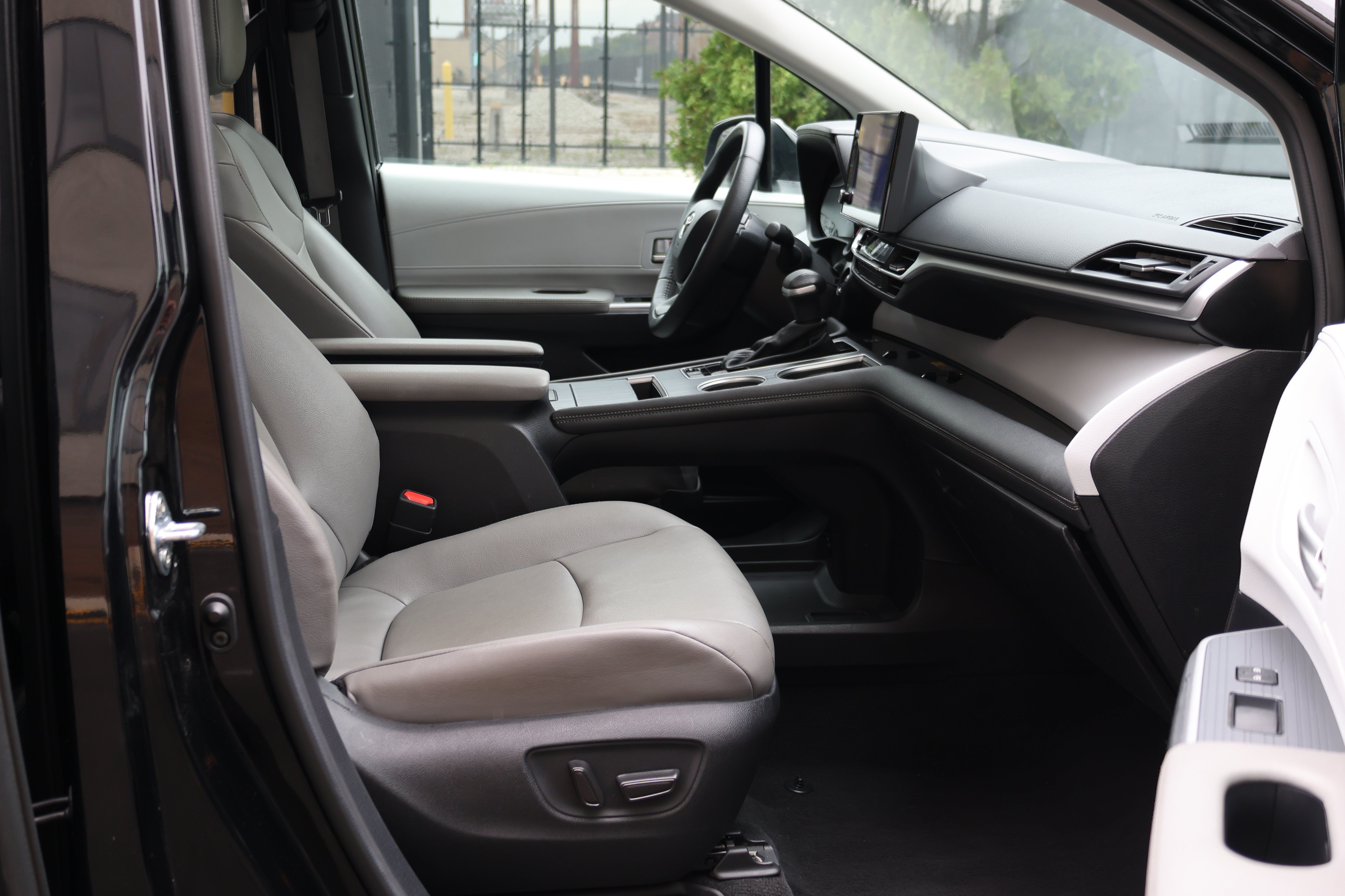 Certified 2025 Toyota Sienna XLE FWD image 38