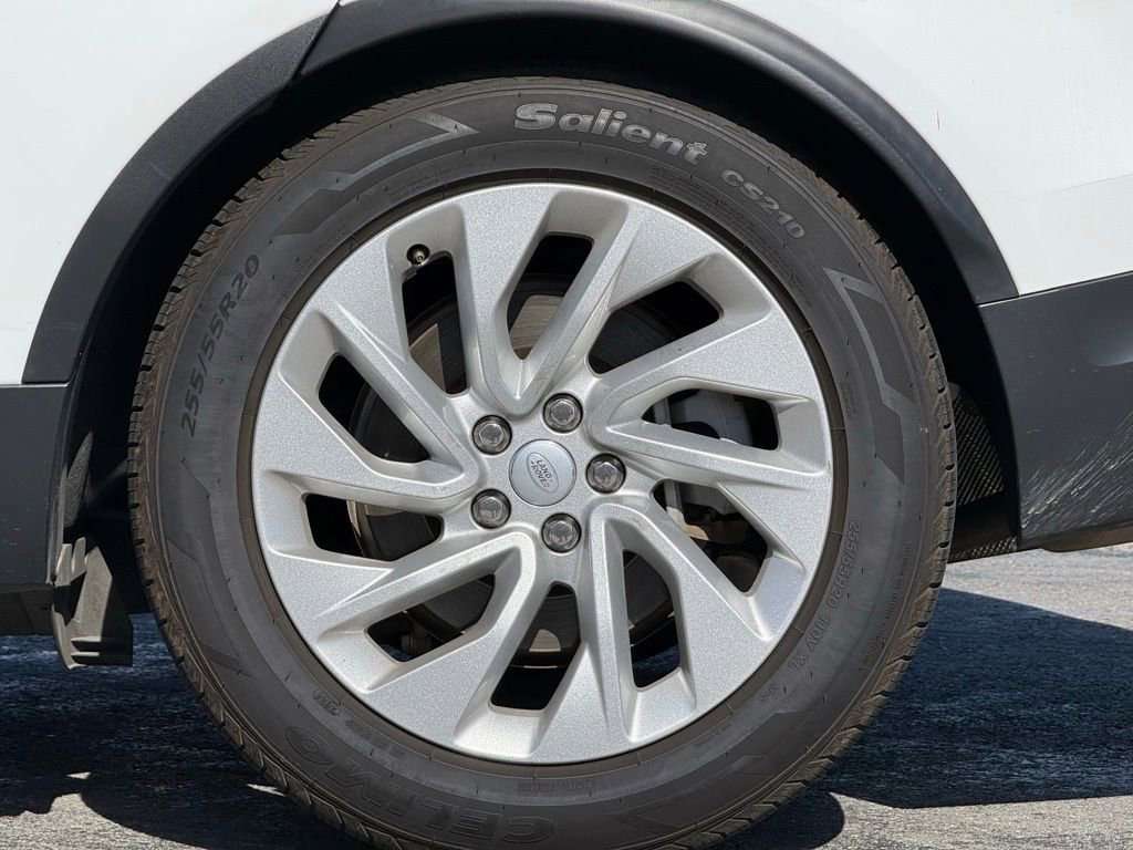 Used 2024 Land Rover Discovery S image 3