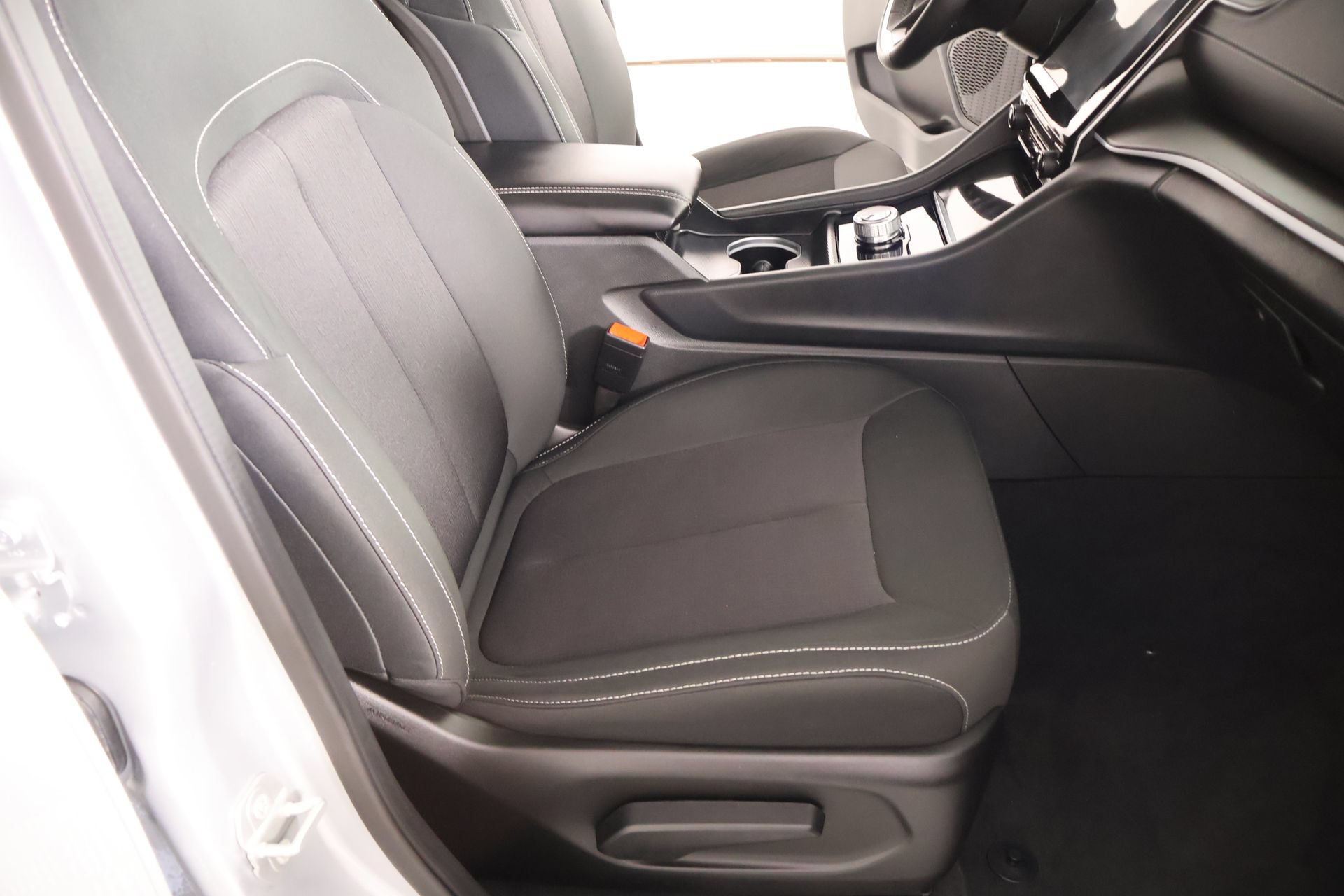 Used 2025 Jeep Grand Cherokee Laredo X RWD image 12