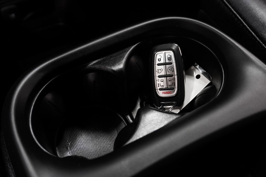 Used 2025 Chrysler Pacifica Select image 24