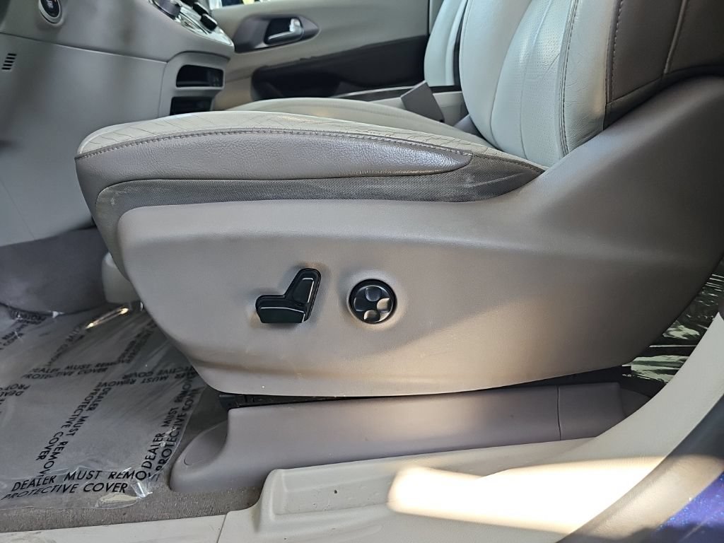 Used 2018 Chrysler Pacifica Touring-L Plus w/ Advanced Safetytec Group FWD image 38