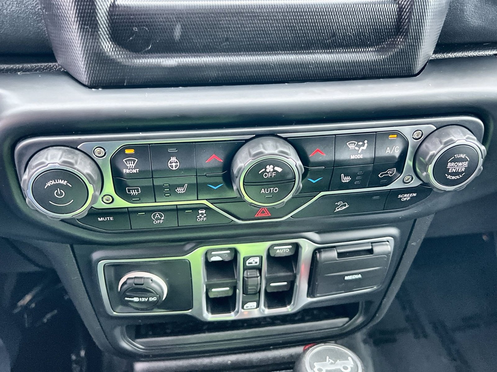 Used 2019 Jeep Wrangler Unlimited Sahara w/ Cold Weather Group image 20