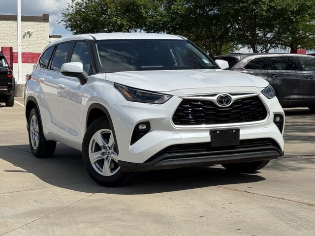 Used 2023 Toyota Highlander LE image 2