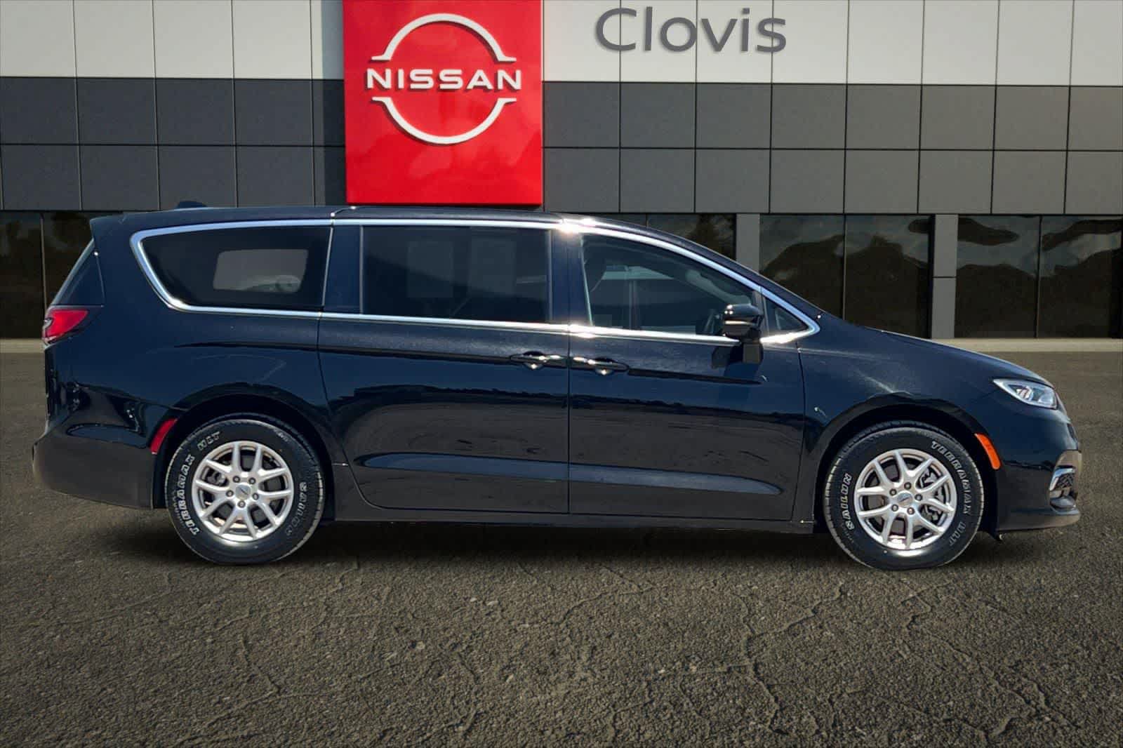 Used 2024 Chrysler Pacifica Touring-L FWD image 9