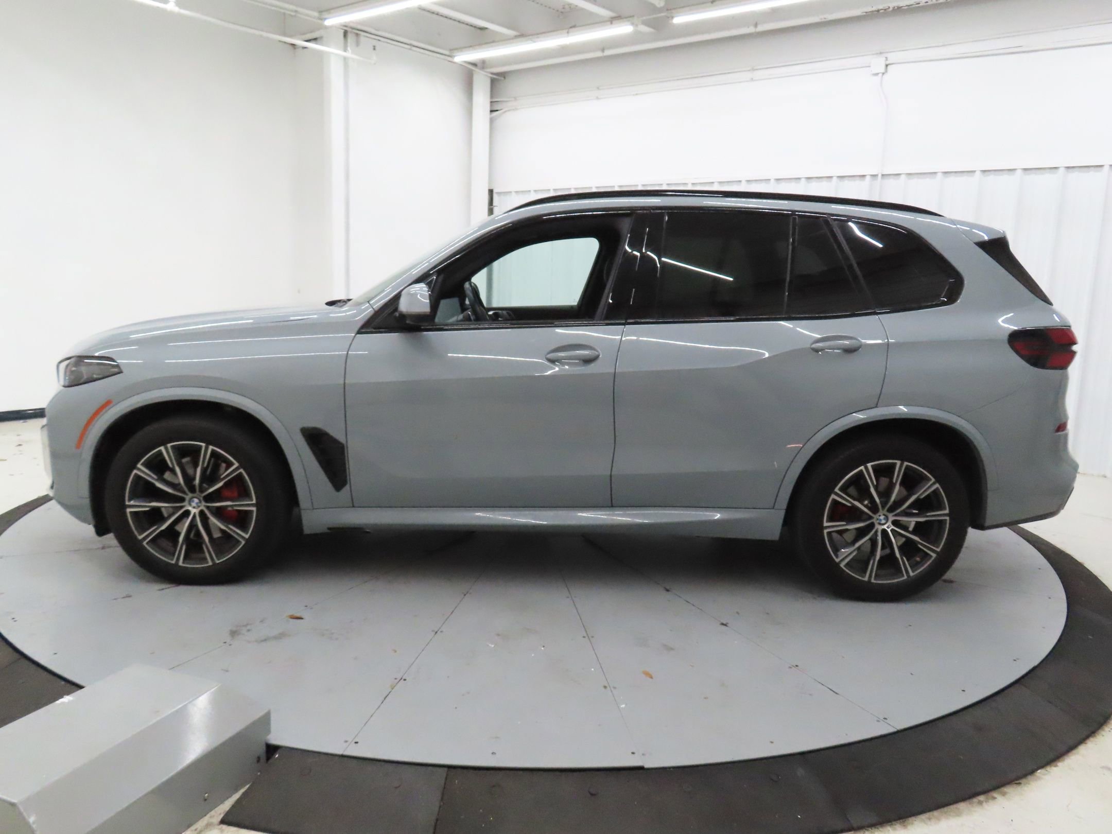 Used 2024 BMW X5 xDrive40i w/ M Sport Package image 6
