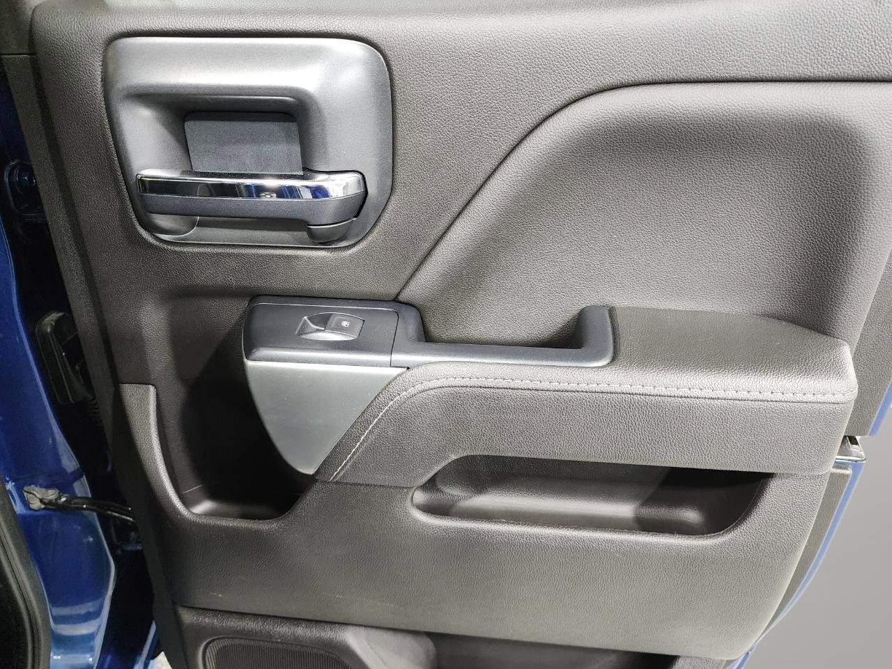 Used 2018 Chevrolet Silverado 1500 LT w/ All Star Edition image 32