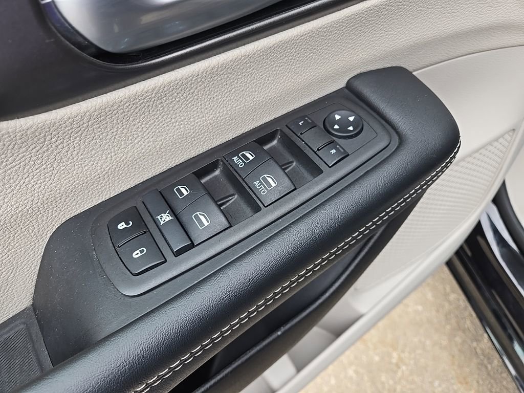 Used 2024 Chrysler Pacifica Touring-L image 31