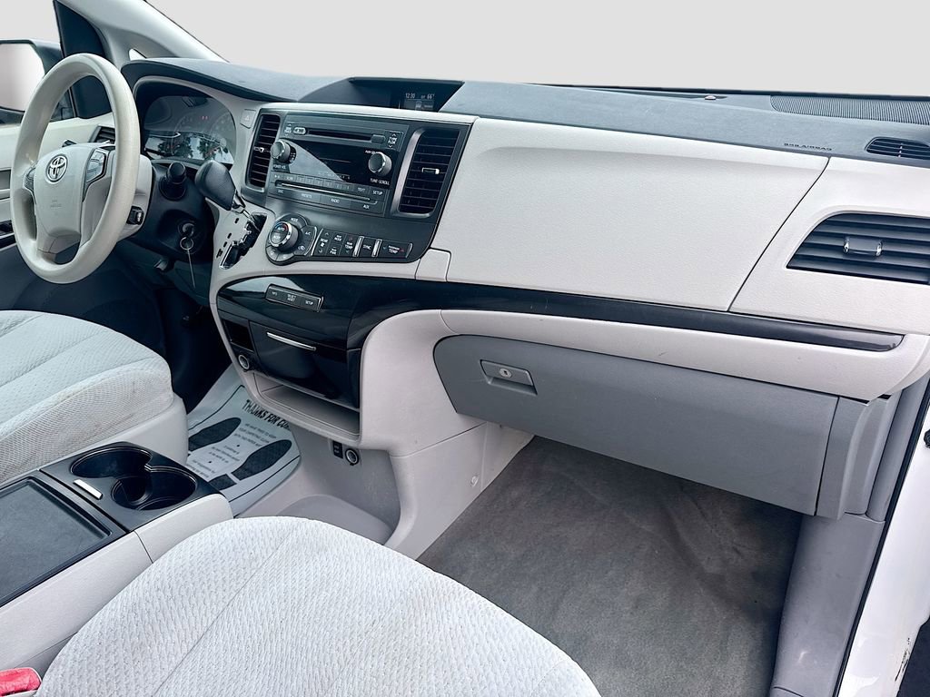 Used 2014 Toyota Sienna LE FWD image 34