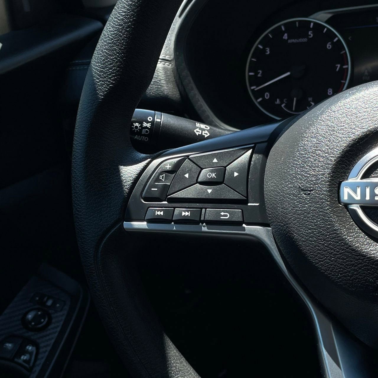 Used 2024 Nissan Sentra SV FWD image 14
