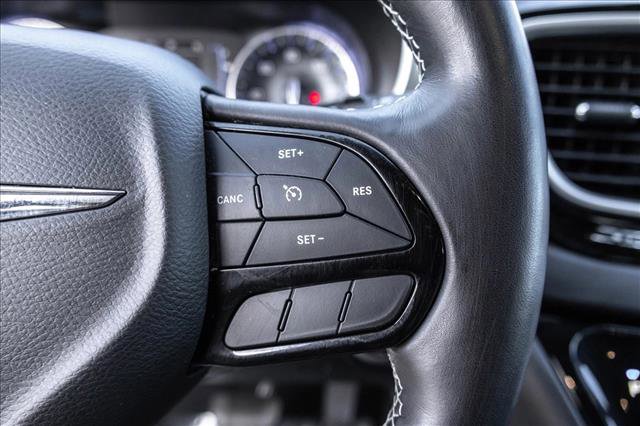 Used 2020 Chrysler Pacifica Touring-L image 14