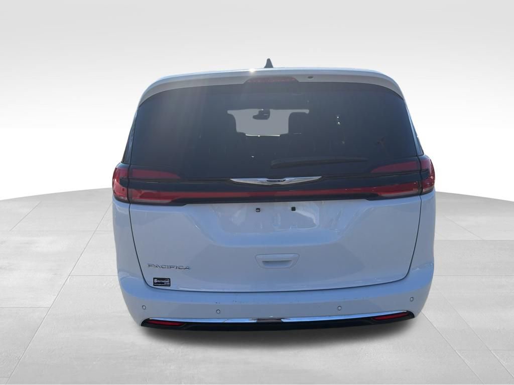 Used 2024 Chrysler Pacifica Touring-L image 4