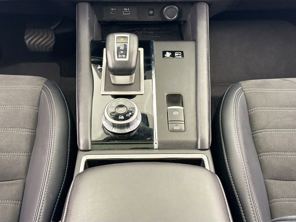 Used 2023 Mitsubishi Outlander 4WD Plug-In Hybrid image 12