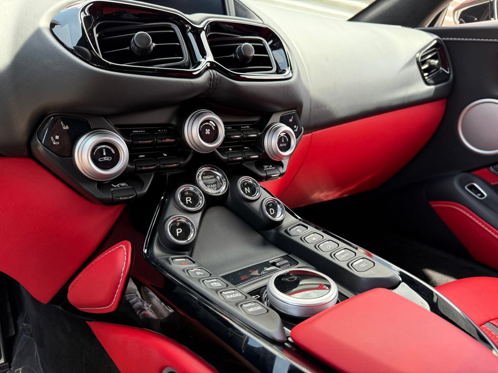 Used 2023 Aston Martin V8 Vantage Coupe RWD image 33