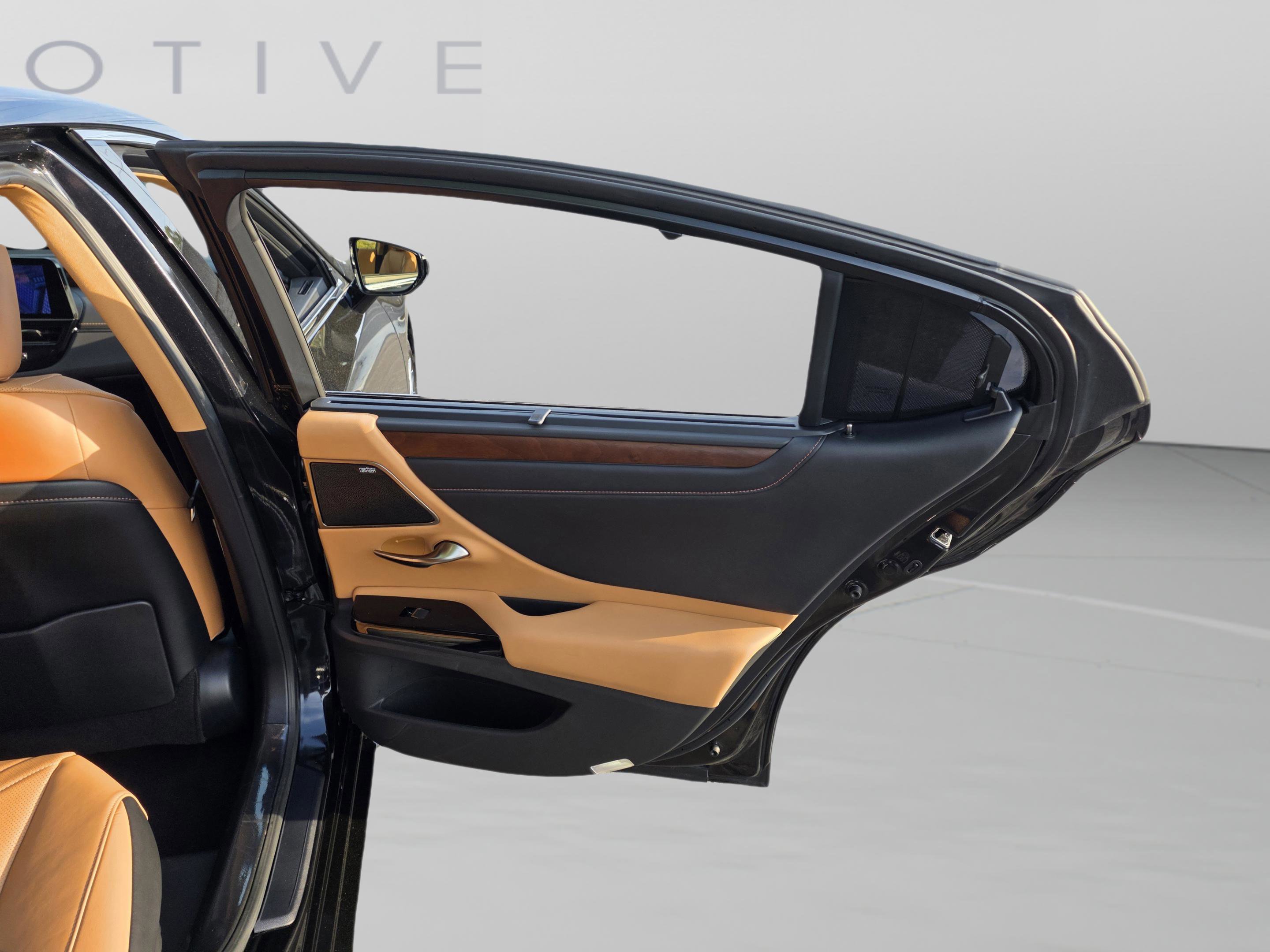 Used 2024 Lexus ES 300h Ultra Luxury w/ Accessory Package (Z1) image 18