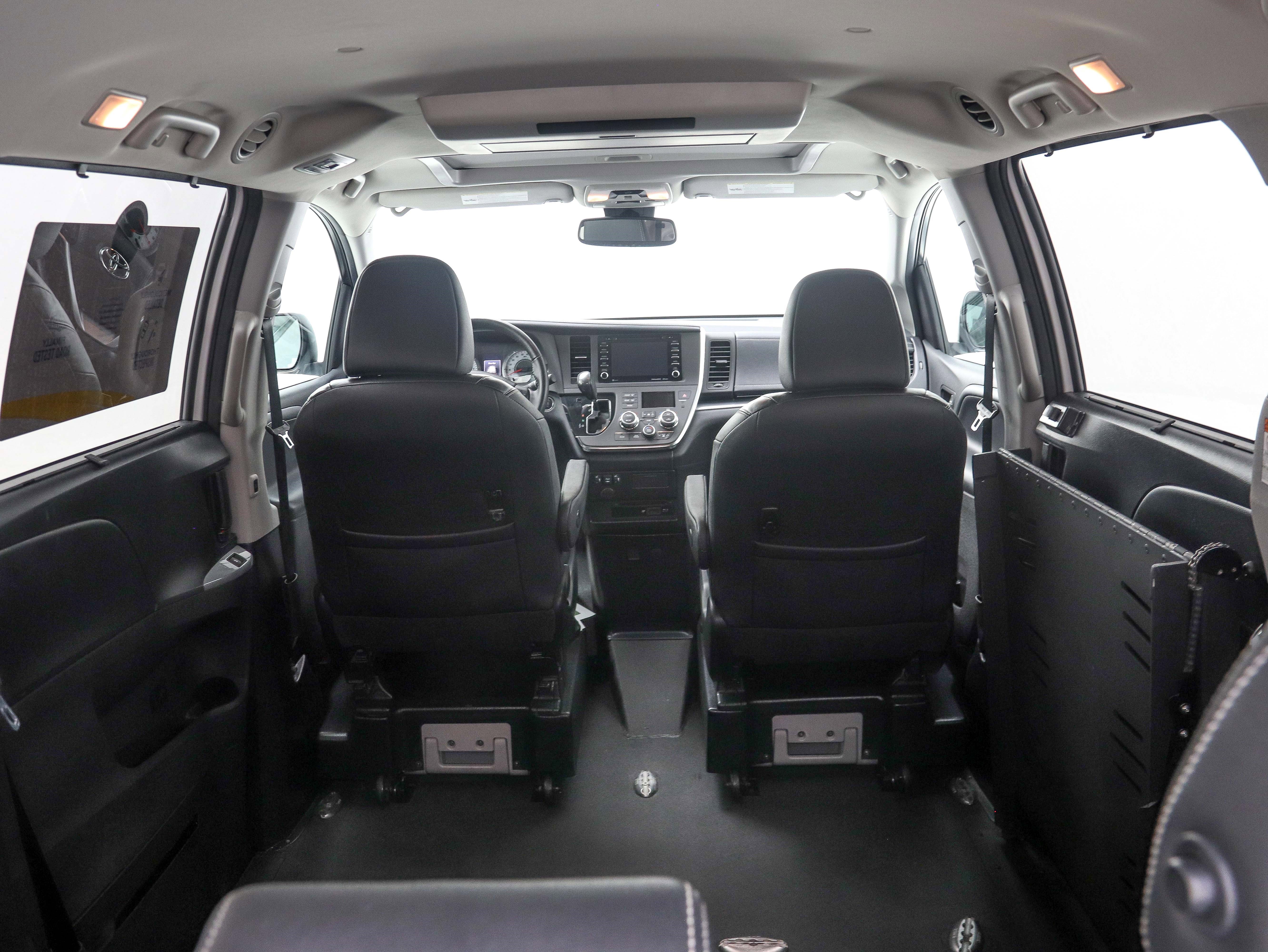 Used 2018 Toyota Sienna SE Premium w/ Carpet Mat Package image 15