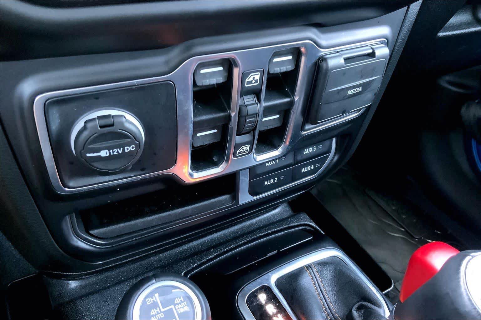 Used 2022 Jeep Wrangler Unlimited Sahara AWD/4WD image 31
