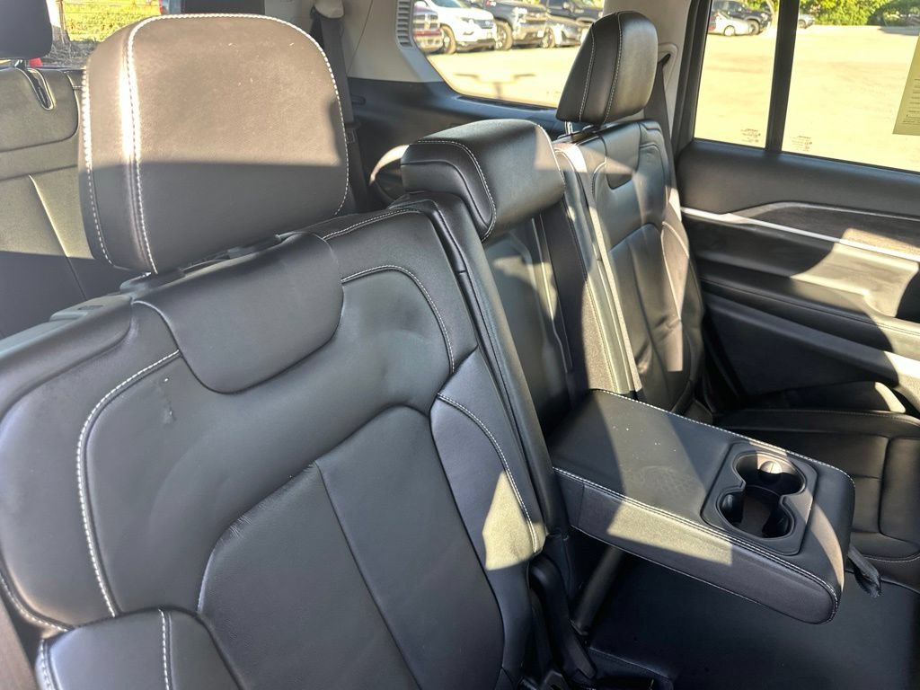 Used 2023 Jeep Grand Cherokee L Limited w/ Black Appearance Package AWD/4WD image 30