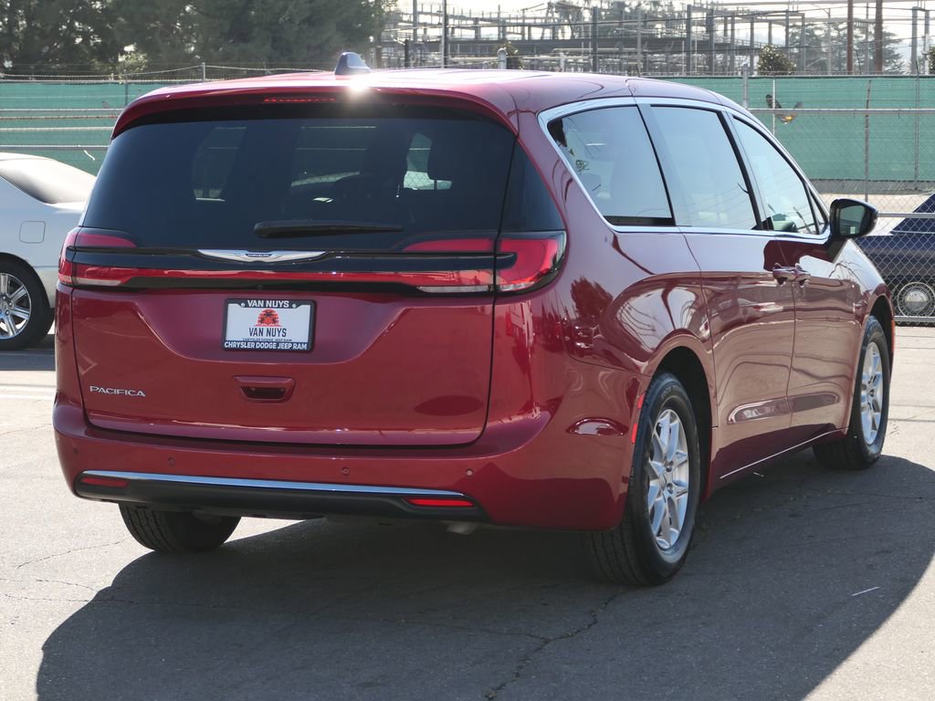 Used 2025 Chrysler Pacifica Select image 4