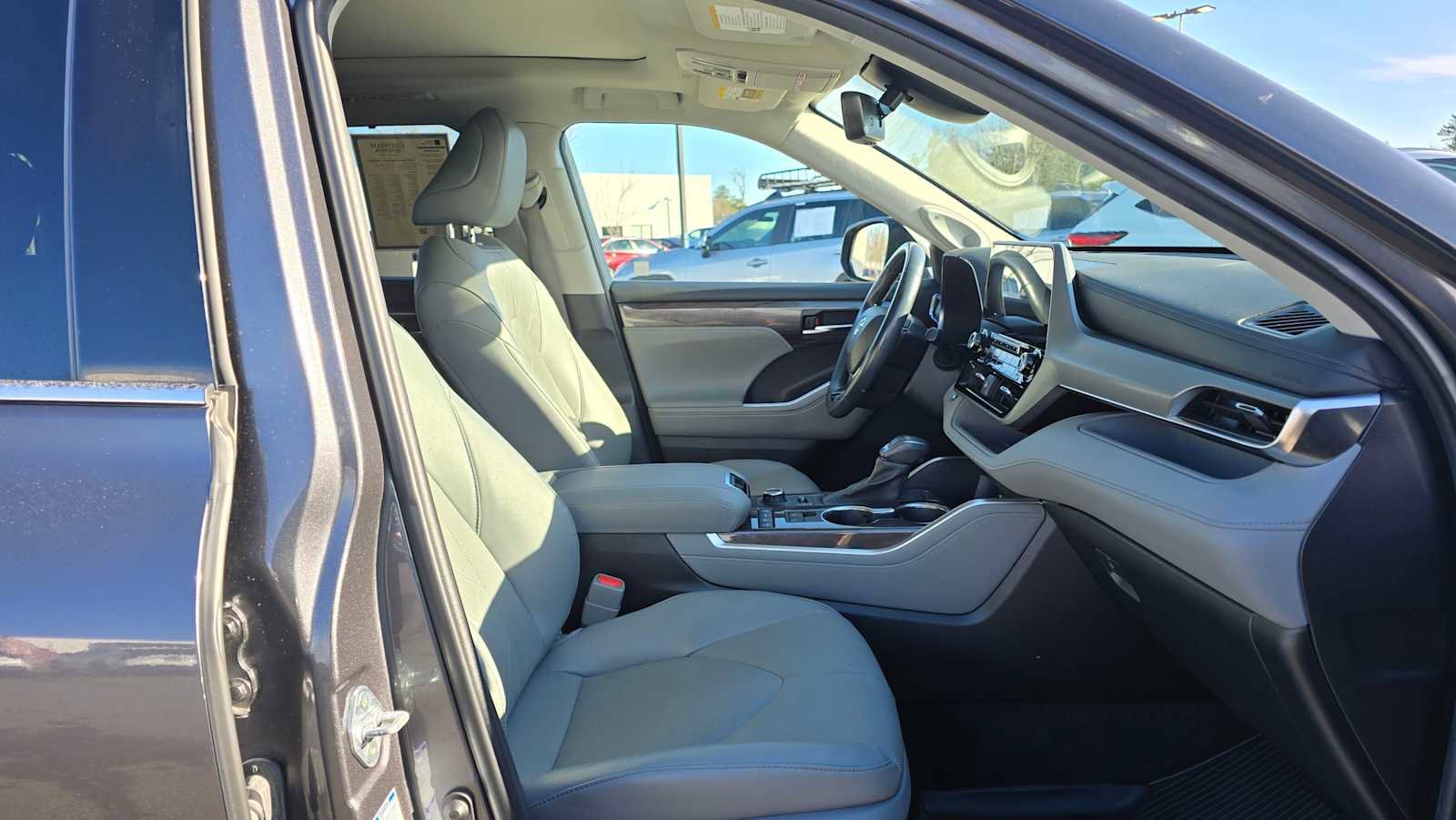 Used 2022 Toyota Highlander Platinum image 12