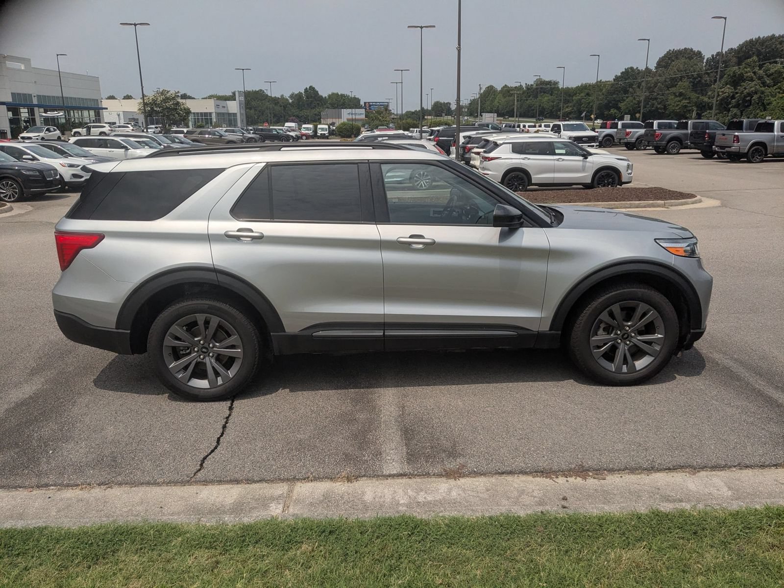 Used 2023 Ford Explorer XLT w/ Equipment Group 202A AWD/4WD image 2