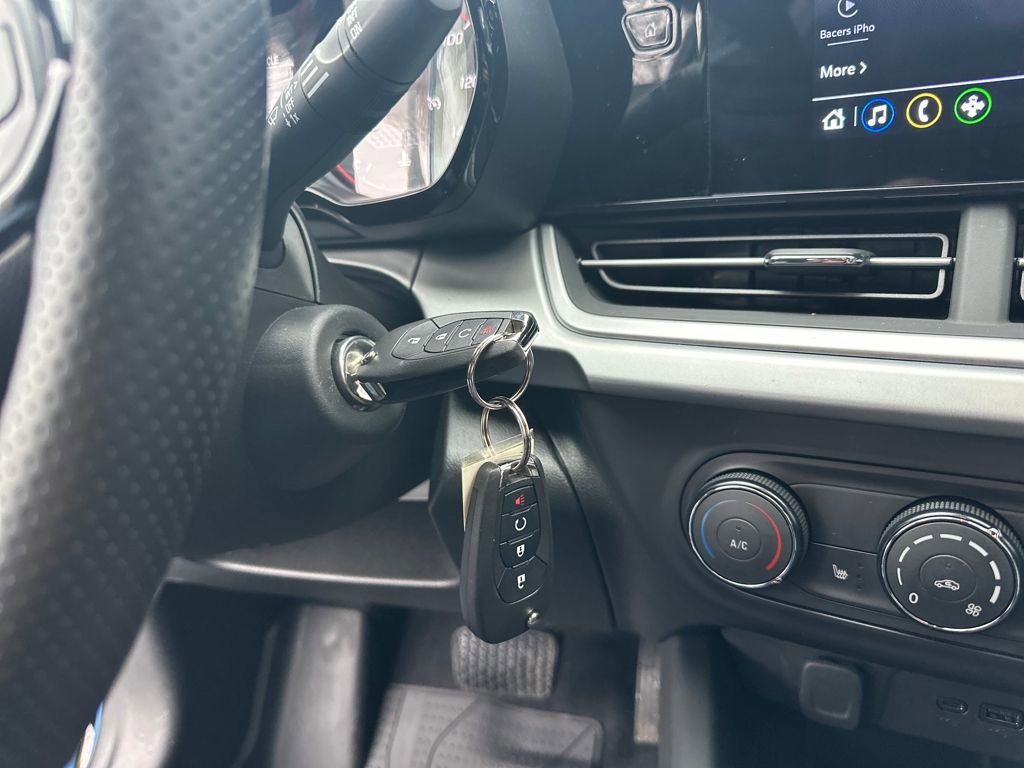 Used 2024 Chevrolet Trax RS w/ Sunroof Package image 21