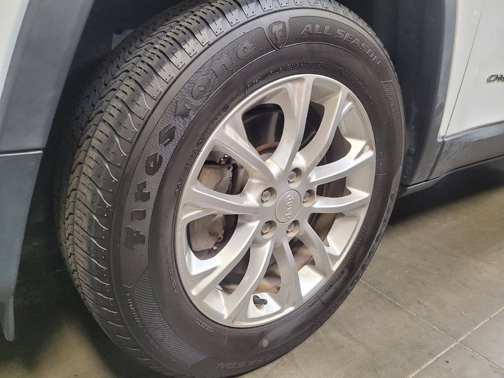 Used 2019 Jeep Cherokee Latitude w/ Popular Appearance Group AWD/4WD image 31