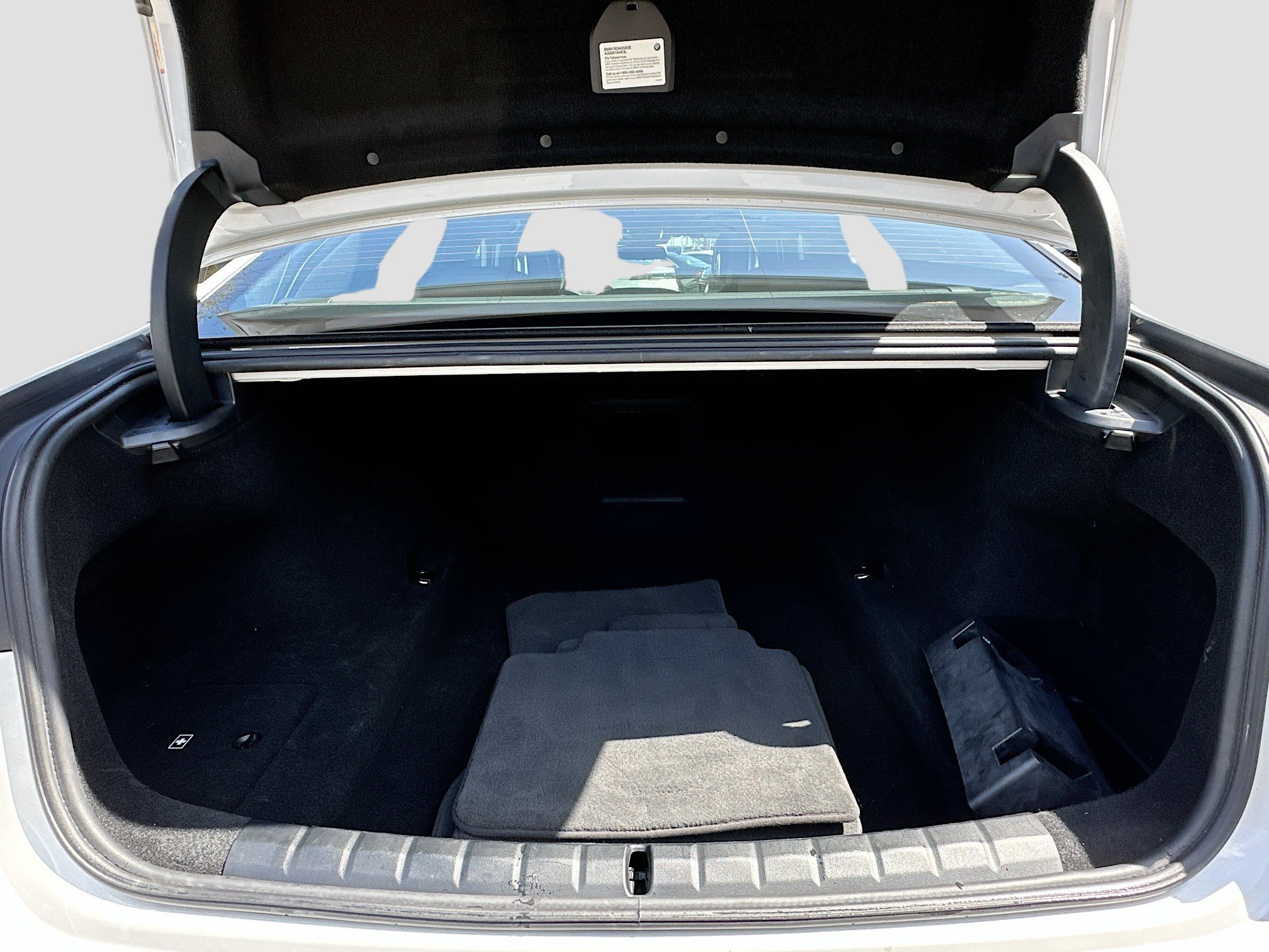 Used 2023 BMW 740i w/ Parking Assistance Package image 28