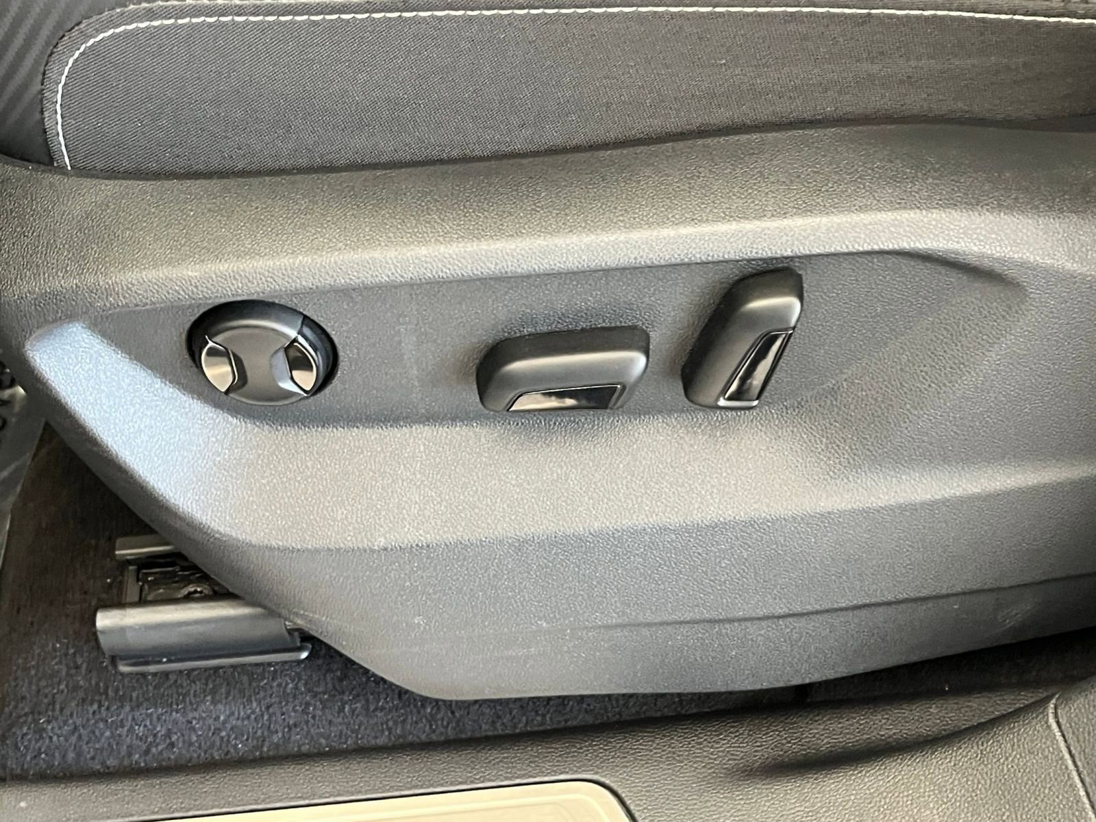 Used 2025 Volkswagen Atlas Cross Sport SE image 23