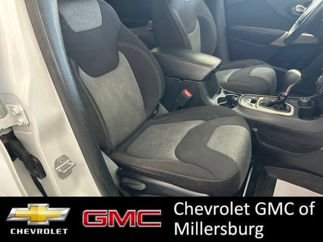 Used 2018 Jeep Cherokee Latitude w/ Altitude Package AWD/4WD image 25