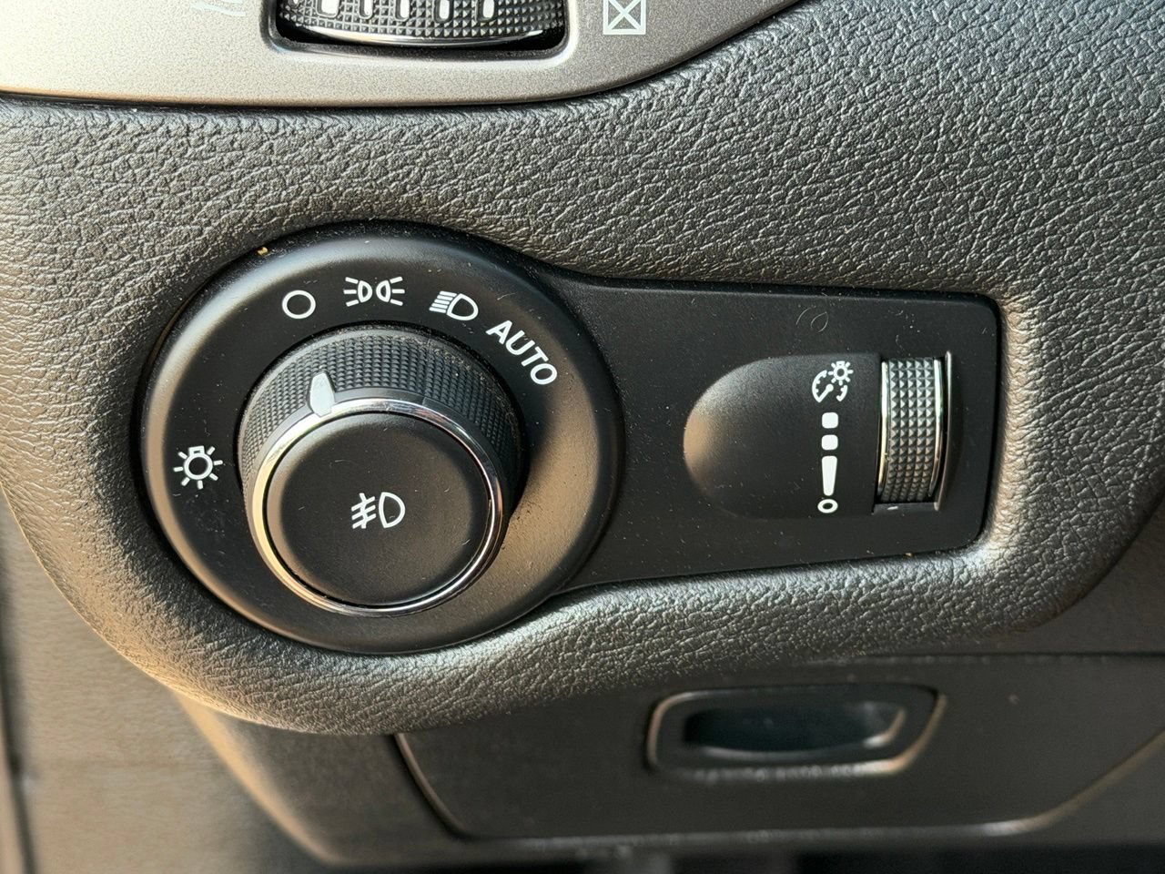 Used 2019 Jeep Cherokee Latitude w/ Popular Appearance Group FWD image 18