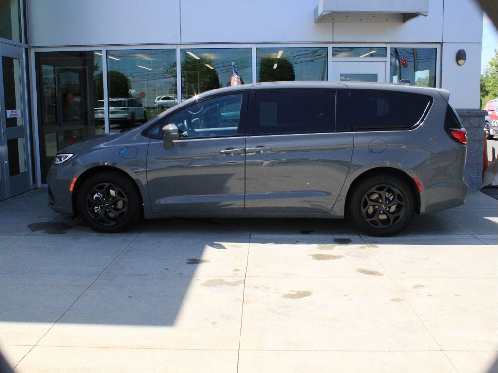 Used 2022 Chrysler Pacifica Touring-L w/ S Appearance Package FWD image 5